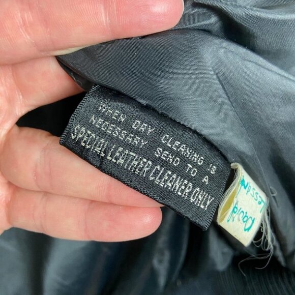 Vintage Wilsons 100% Leather Jacket World Flags Embroidered Patches Mens Coat XL - Picture 8 of 11